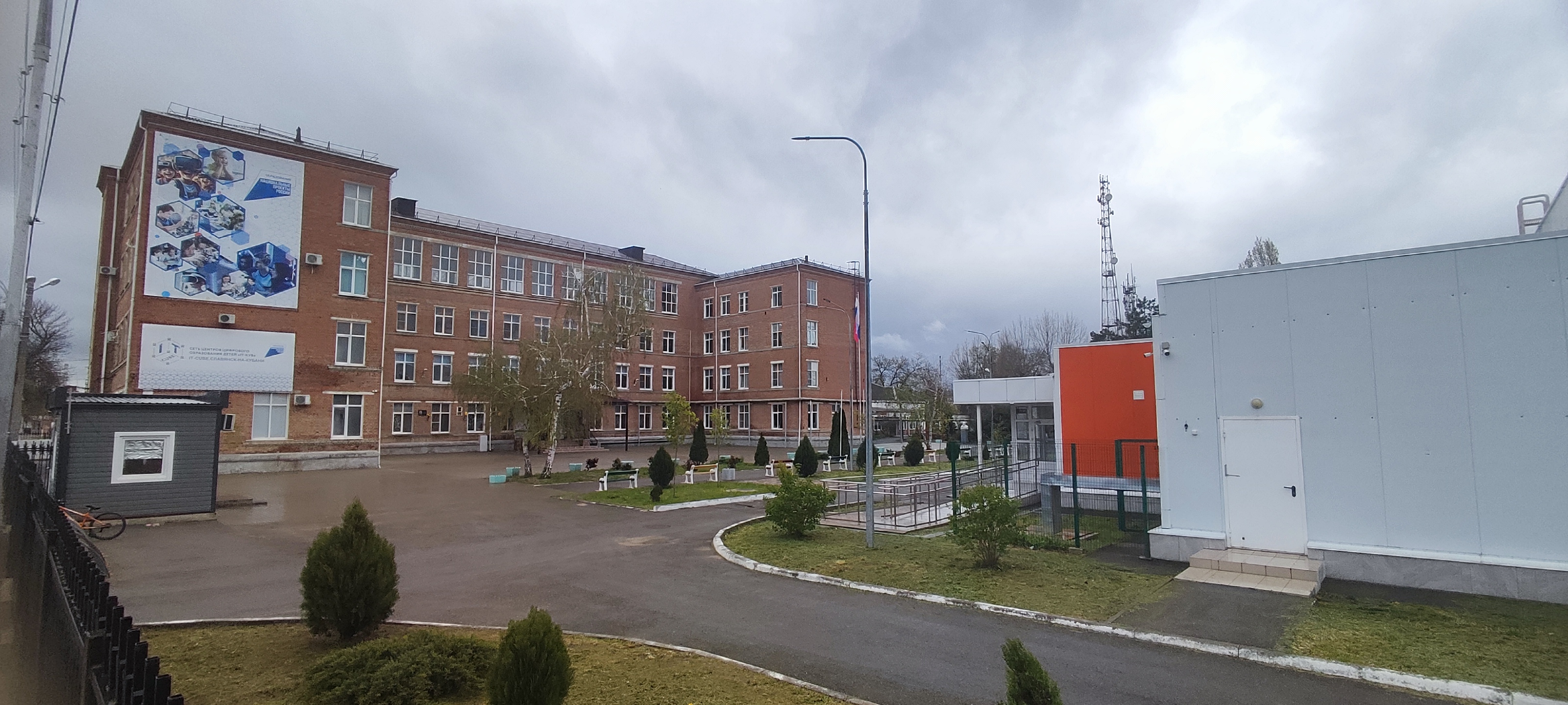 Фотография школы.